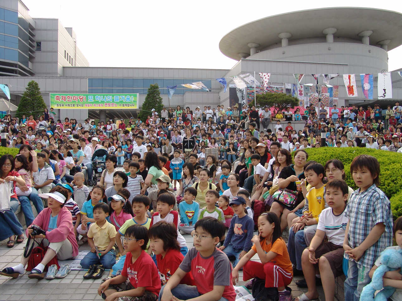 공연을 관람 중인 사람들