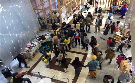 도서관 로비에서 진행한 마을 축제 전경