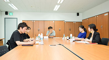 옛것은 지나갔으나, 새것은 아직 오지 않았다