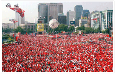 2002 한-일 월드컵 당시 붉은 티셔츠를 입고 광화문 광장에 대거 모인 사람들