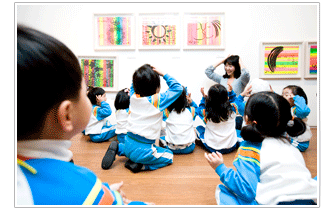 어린이 미술관 <헬로우 뮤지엄>에서 어린이 교육을 진행 중인 필자 김이삭