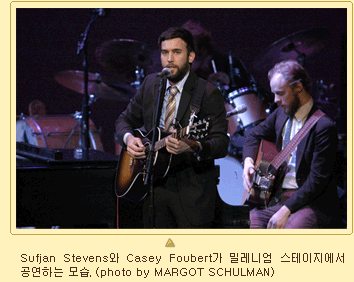 Sufjan Stevens와 Casey Foubert 가 밀레니엄 스테이지에서 공연하는 모습.(photo by MARGOT SCHULMAN)