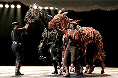 연극 <War Horse>의 한 장면.&#13;&#10;PAUL KOLNIK / LINCOLN CNETER / AP