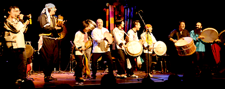 외국 팀과 서로의 전통악기를 함께 연주하는 노름마치의 모습