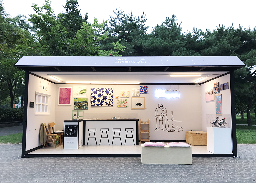 서울 숲에서 열리는 공원 속 상점 콘셉트의 팝업 쇼룸 사진