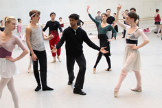 카를로스 아코스타(Carlos Acosta)와 작업 중인 로열발레단 무용수들