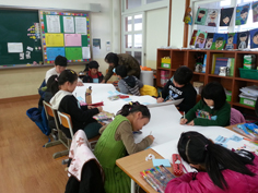 화북초등학교 3학년 학생들이 함께한 《바람마을 동화공방》, 당충대 모자이크 벽화 《삶의 빛》