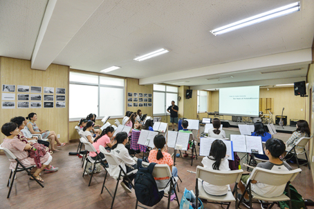 스튜디오내부3 / 2층 강당에서 음악캠프를 온 학생들에게 강연하는 이선철 대표