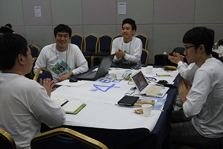 참가자들이 팀을 구성해서 의견을 교환하는 모습