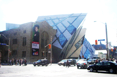로얄 온타리오 박물관(Royal Ontario Museum) -약 100년 전의 옛 건물에 마이클 리첸(Michael Lee Chin)이 약30만 달러를 기부해 2007년 재탄생한 캐나다의 박물관