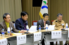 발제자, 토론자, 사회자가 모여 토론하는 모습2