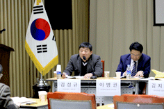 발제자, 토론자, 사회자가 모여 토론하는 모습3