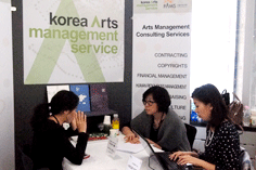 2012 서울아트마켓 부스에서 1:1로 예술경영 컨설팅을 하는 박지영 변호사 모습