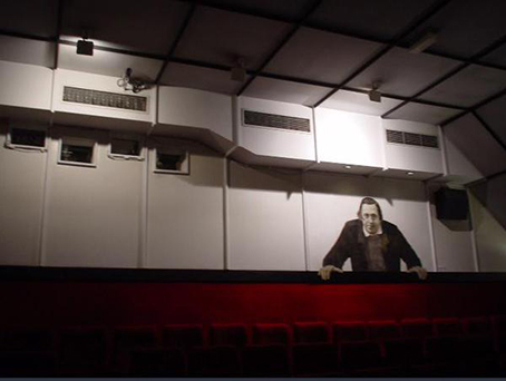 파리 한 극장에 벽에 있는 랑글루아 그림. 극장주는 랑글루아가 유령이 되어 자기 극장에 영화를 보러와주길 바랐다고 한다&#13;&#10;