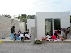 작가들의 작품에 참여하는 주민들의 모습 (사진제공_(주)이어도사나)