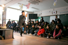 ▲ 교실에서 공연한 극단 민들레의 <까만 닭> 한 장면