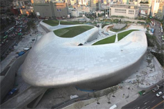 사진_45,133장의 외장패널로 만든 DDP 건물 외관
